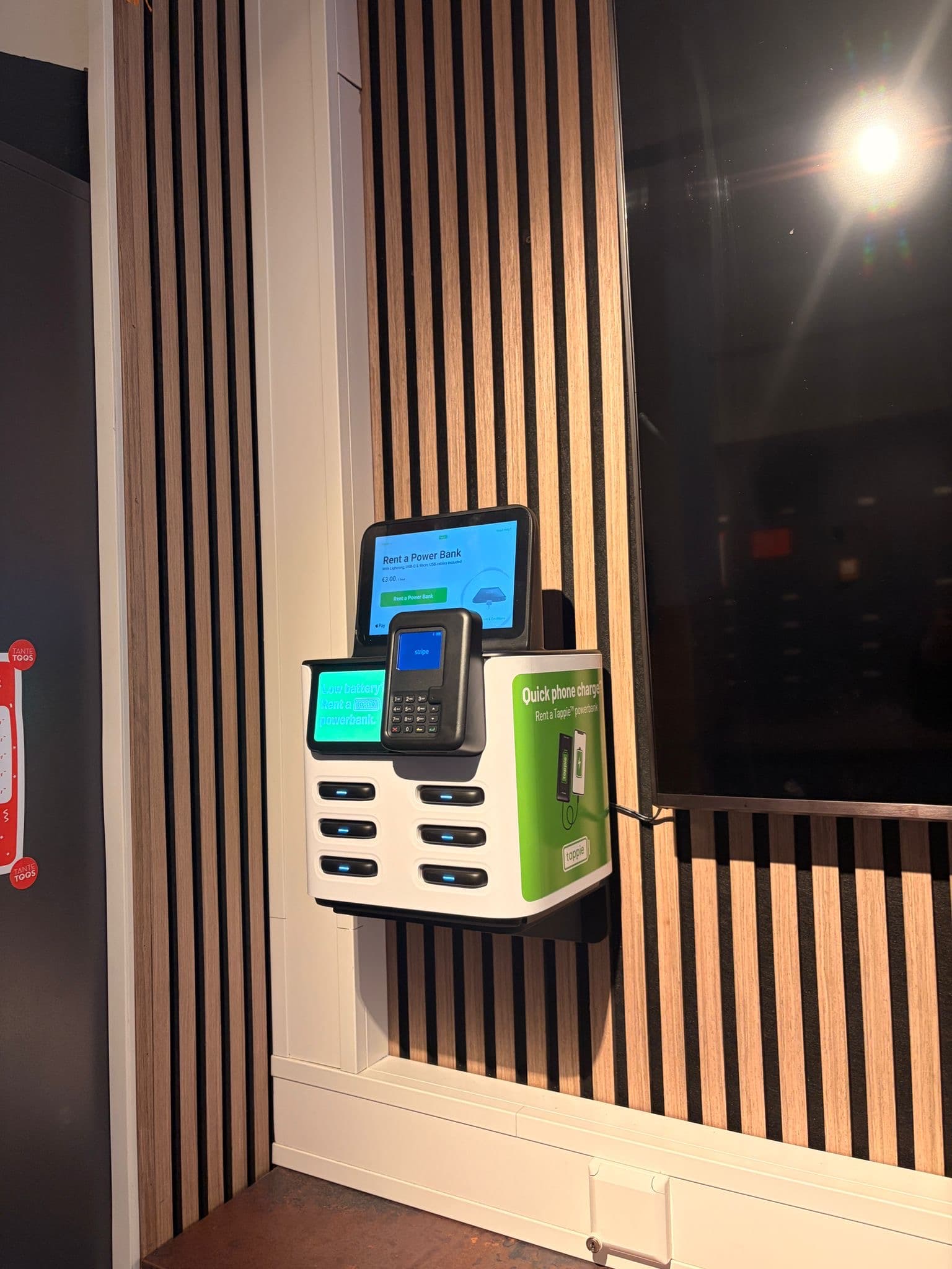 Tappie Powerbank-Station an der Wand im Café Tante Toos